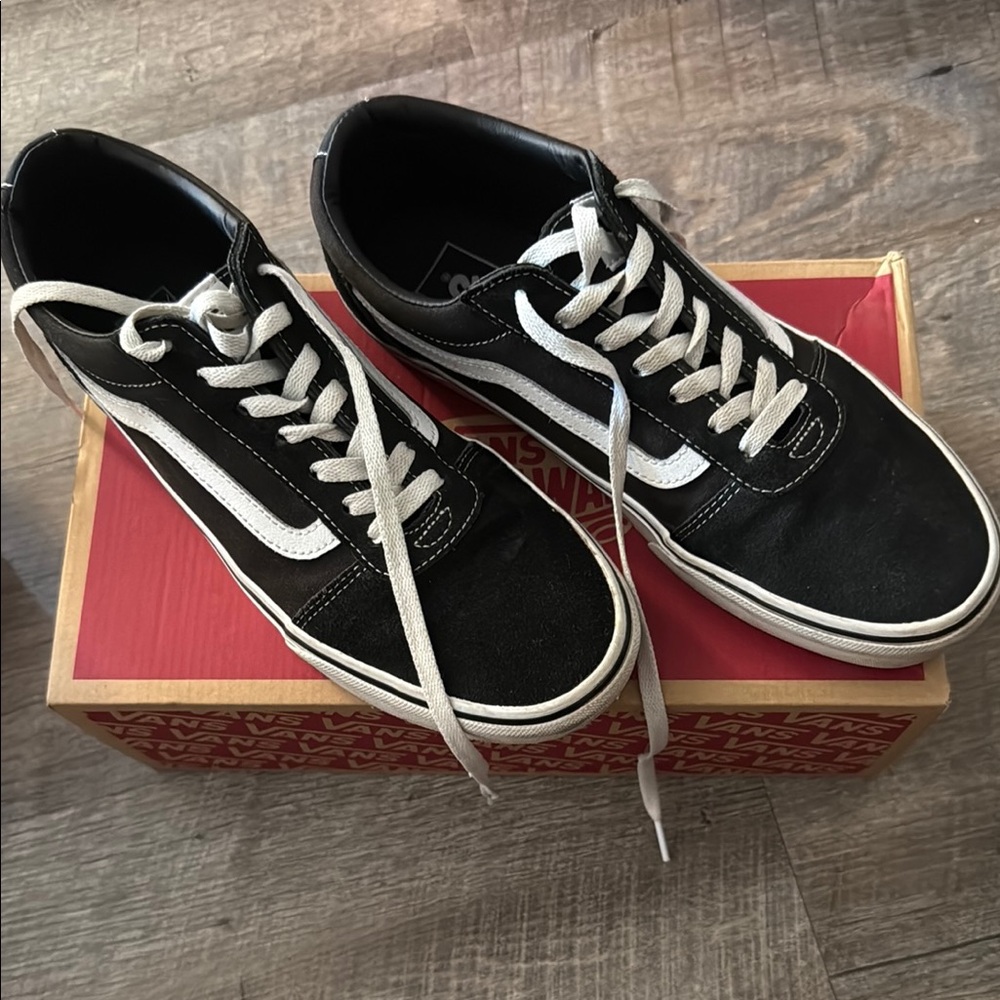 Vans Men's Black and White Sneakers